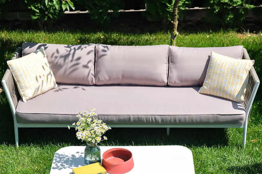 "Касабланка" диван 3-местный плетеный из роупа, каркас алюминий белый, роуп бежевый круглый, ткань бежевая (sis) | Интернет магазин Масса Мебель