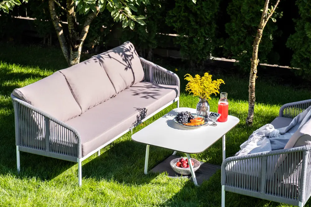 "Канны" диван 3-местный плетеный из роупа, каркас алюминий белый шагрень, роуп светло-серый круглый, ткань серая (sis) - интернет магазин Масса Мебель