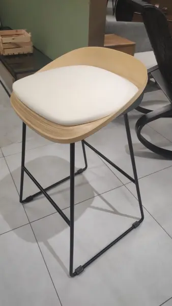 Барный стул TON ясень/черный/domus milk (MON) Выставочный образец | Интернет магазин Масса Мебель