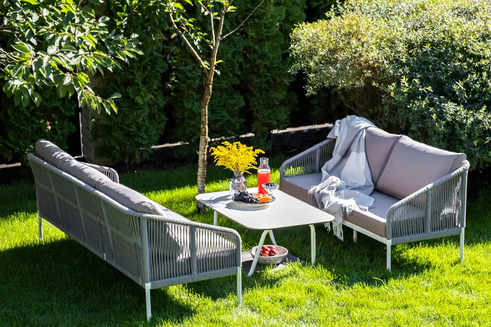 "Канны" диван 2-местный плетеный из роупа, каркас алюминий белый, роуп светло-серый круглый, ткань светло-серая (sis) | Интернет магазин Масса Мебель