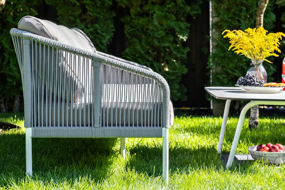 "Канны" диван 2-местный плетеный из роупа, каркас алюминий белый, роуп светло-серый круглый, ткань светло-серая (sis) | Интернет магазин Масса Мебель