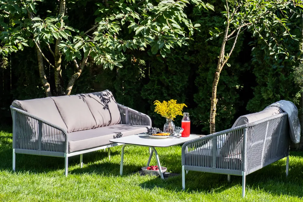 "Канны" диван 3-местный плетеный из роупа, каркас алюминий белый шагрень, роуп светло-серый круглый, ткань серая (sis) - интернет магазин Масса Мебель