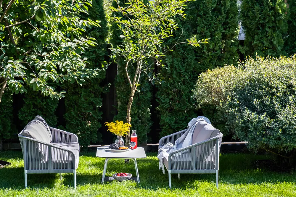 "Канны" диван 2-местный плетеный из роупа, каркас алюминий белый, роуп светло-серый круглый, ткань светло-серая (sis) | Интернет магазин Масса Мебель