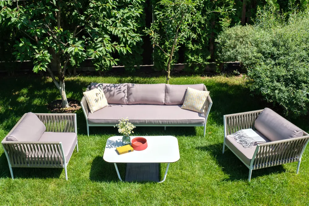 "Касабланка" диван 3-местный плетеный из роупа, каркас алюминий белый, роуп бежевый круглый, ткань бежевая (sis) | Интернет магазин Масса Мебель