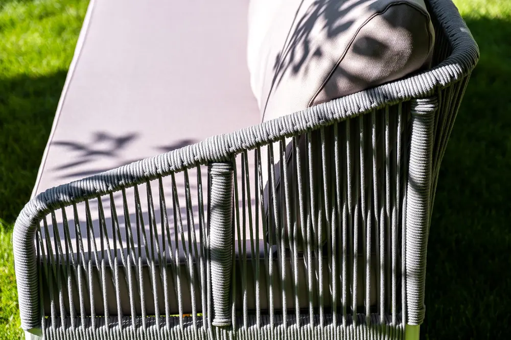 "Канны" диван 2-местный плетеный из роупа, каркас алюминий белый, роуп светло-серый круглый, ткань светло-серая (sis) | Интернет магазин Масса Мебель