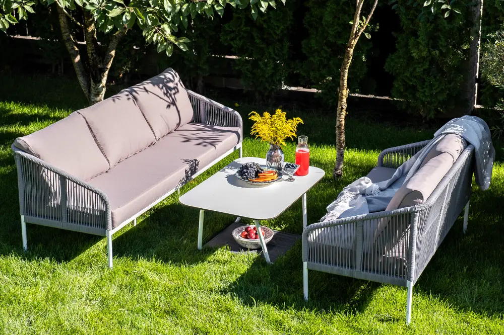 "Канны" диван 3-местный плетеный из роупа, каркас алюминий белый шагрень, роуп светло-серый круглый, ткань серая (sis) - интернет магазин Масса Мебель